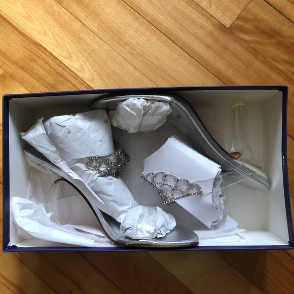 New in box Stuart Weitzman clear crystal sandals - Picture 5 of 9